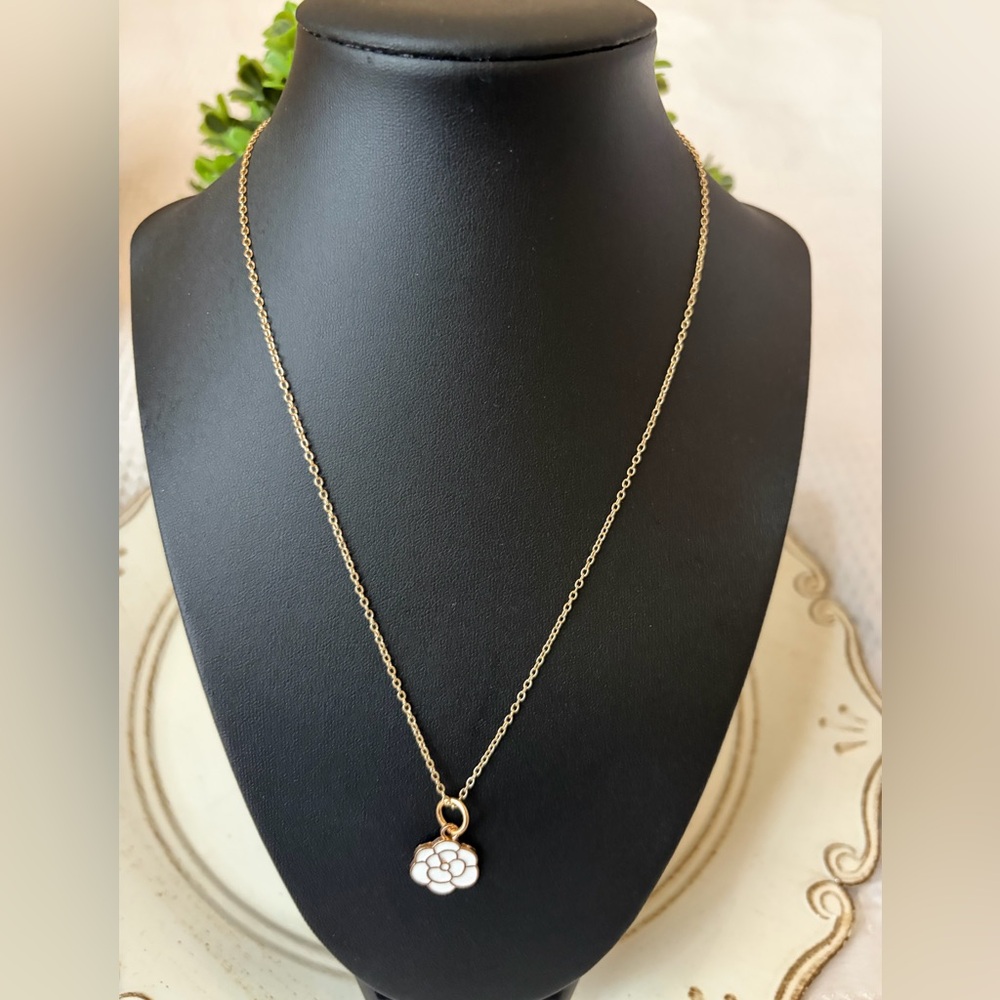 🩵 Fashion gold tone and white camellia rose charm 16” new
